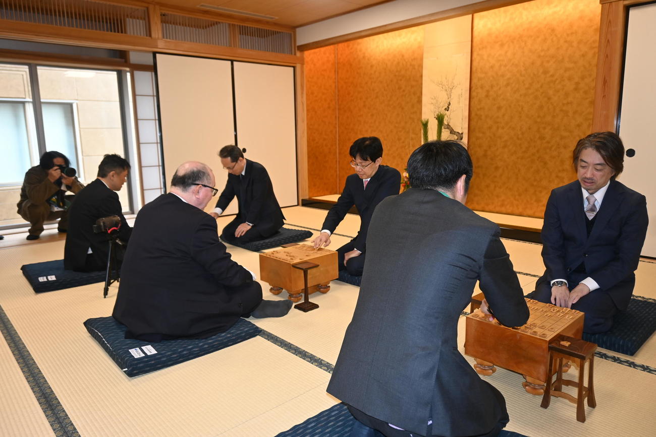 関西将棋会館で行われた指し初め式（撮影・松浦隆司）