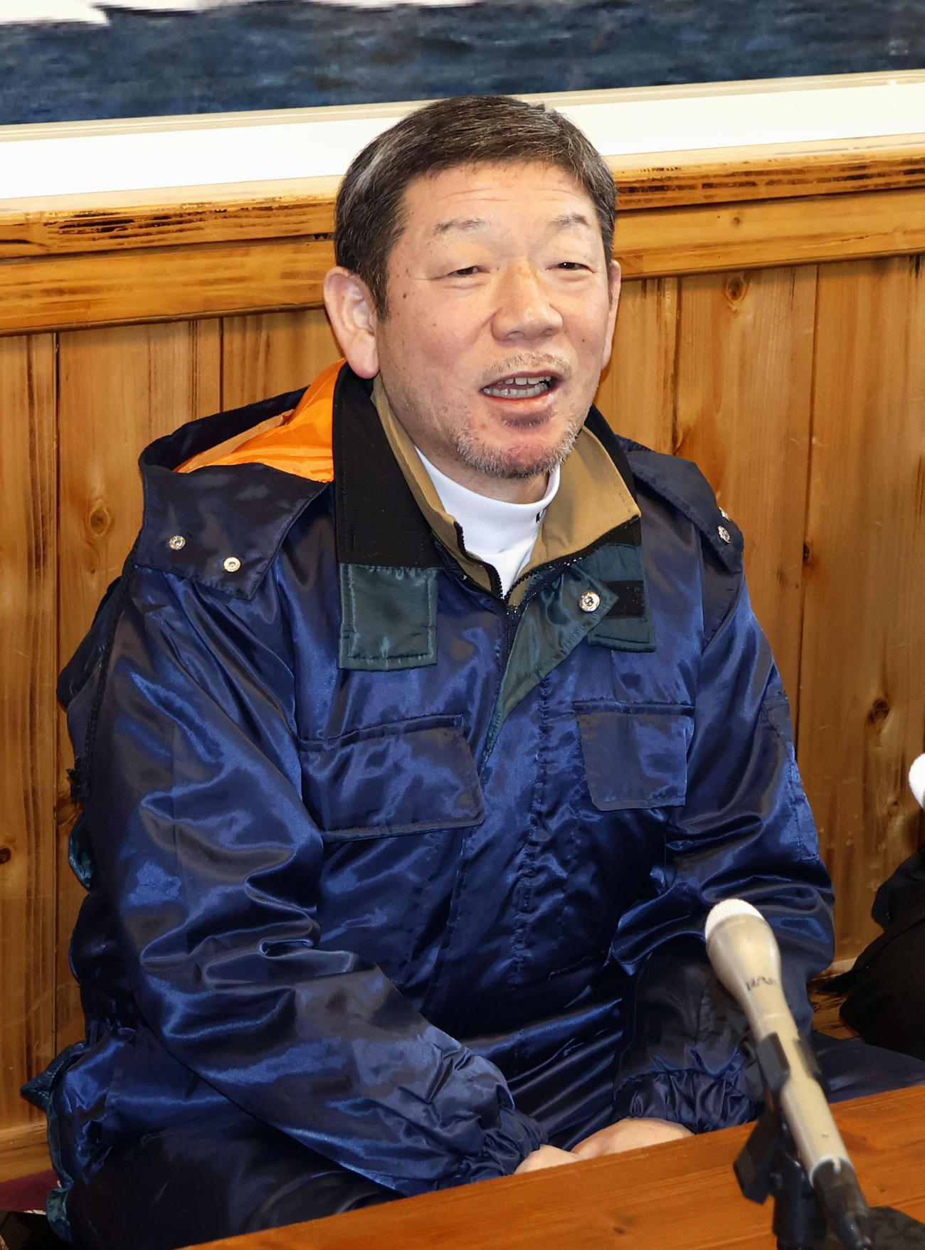 取材に応じる、一番マグロを釣り上げた漁師の伊藤豊一さん＝5日午前、青森県大間町（共同）