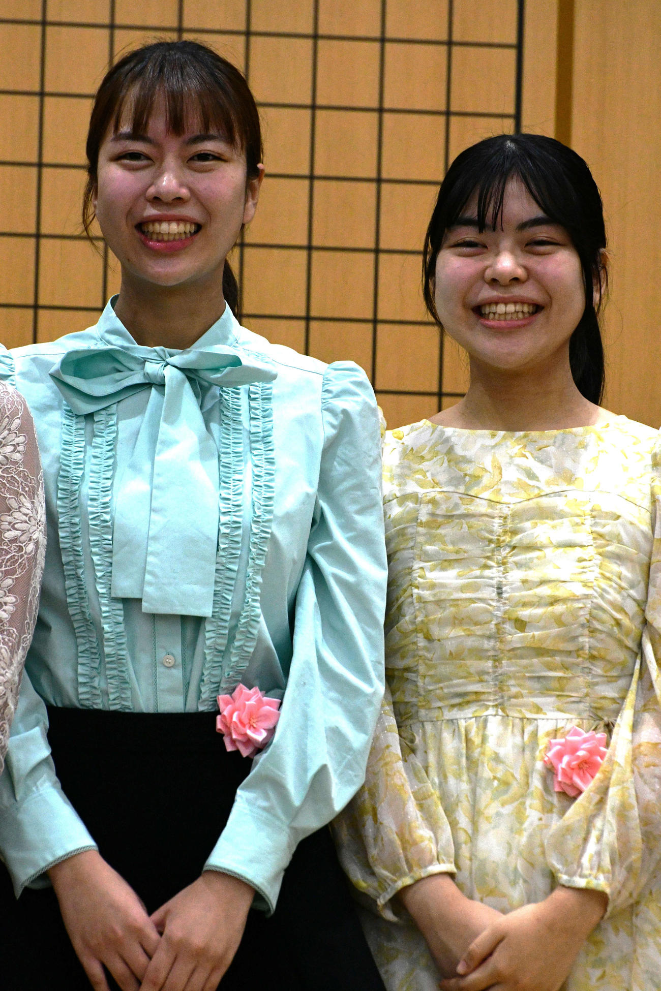 15日に開幕する女流棋聖戦3番勝負で41年ぶりに実現する姉妹頂上対決を行う挑戦者で姉の上野愛咲美女流名人（左）と妹の上野梨紗女流棋聖（右）