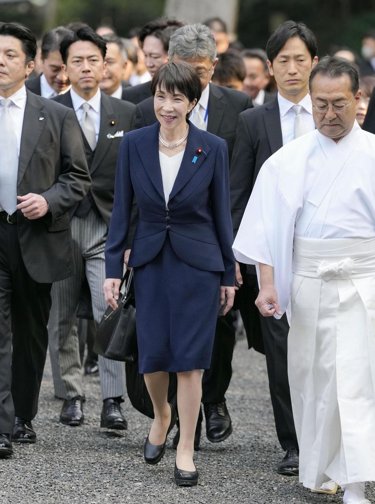 伊勢神宮外宮の参拝に向かう高市首相（中央）（共同）