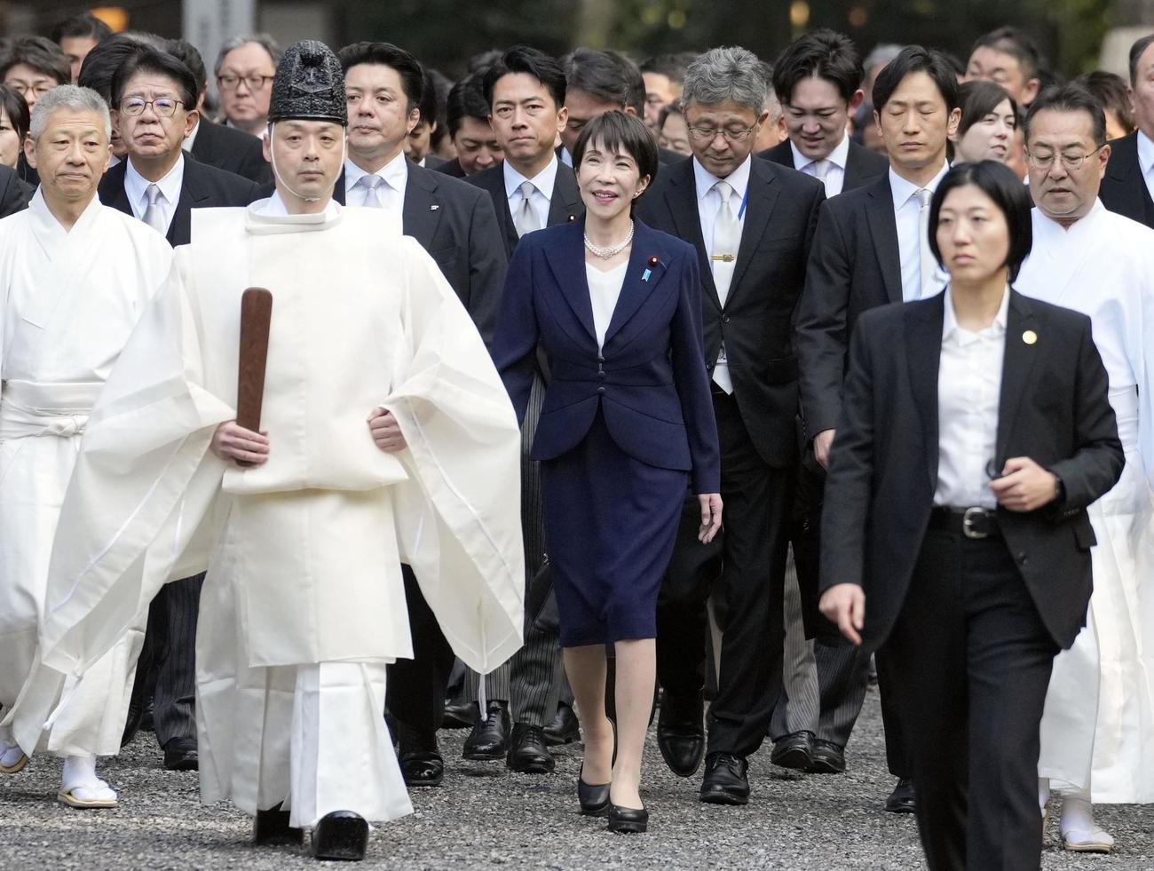 伊勢神宮外宮の参拝に向かう高市首相（中央）（共同）