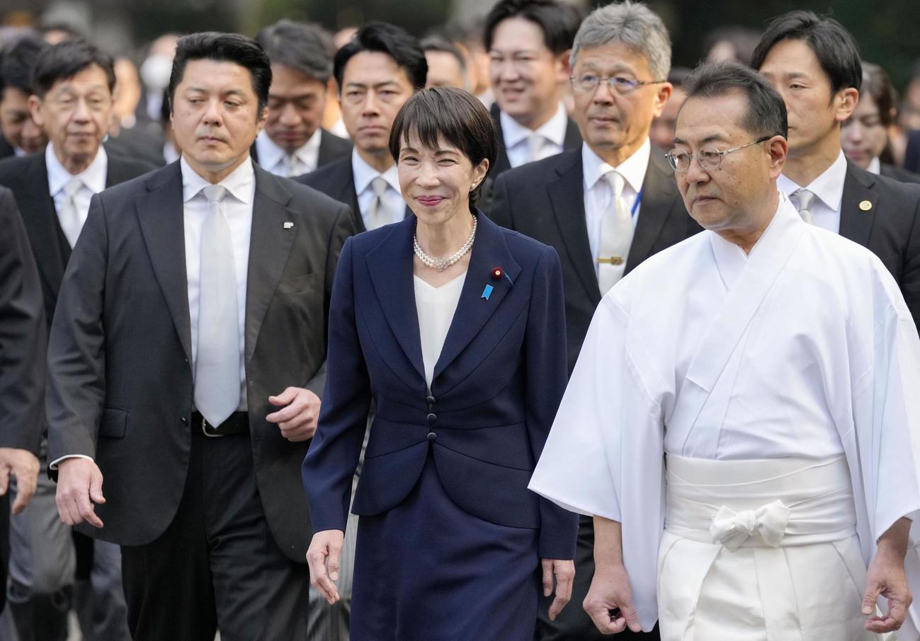 伊勢神宮外宮の参拝に向かう高市首相（中央）（共同）