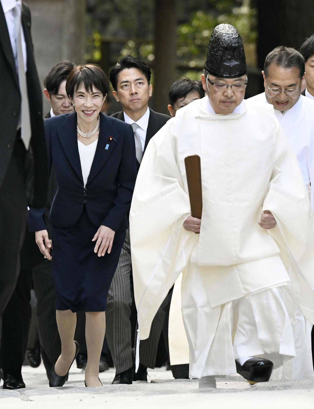 伊勢神宮内宮の参拝に向かう高市首相（左）（共同）