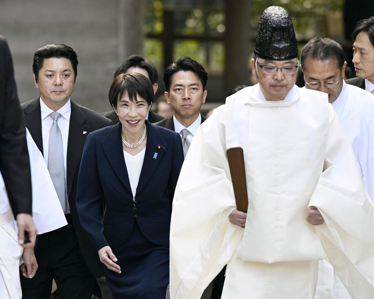 伊勢神宮内宮の参拝に向かう高市首相（左から2人目）（共同）