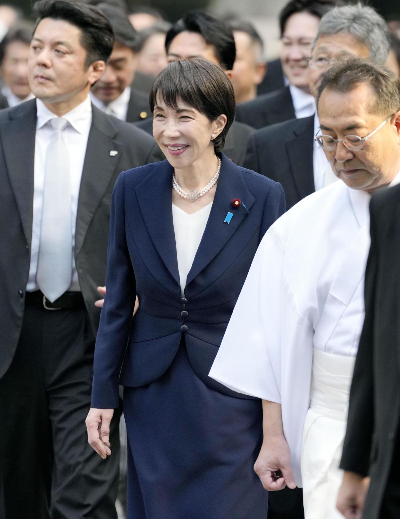 伊勢神宮外宮の参拝に向かう高市首相（中央）（共同）
