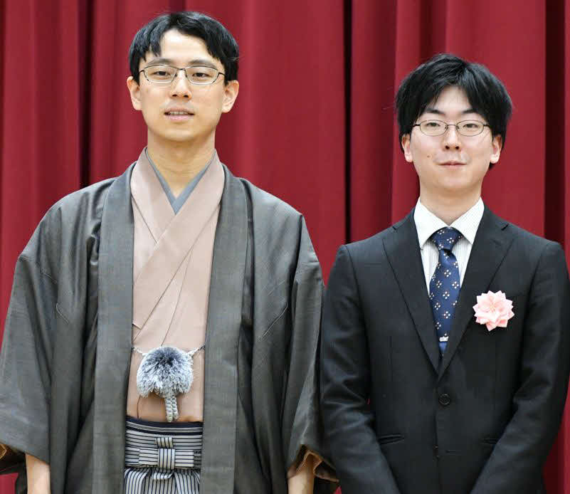 囲碁の打ち初め式に出席した一力遼棋聖（左、右は22日に開幕する棋聖戦7番勝負の挑戦者の芝野虎丸十段）