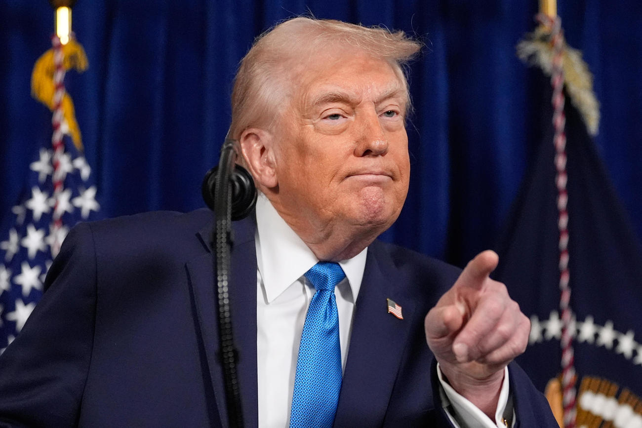 米フロリダ州の私邸で記者会見するトランプ大統領＝3日（AP＝共同）