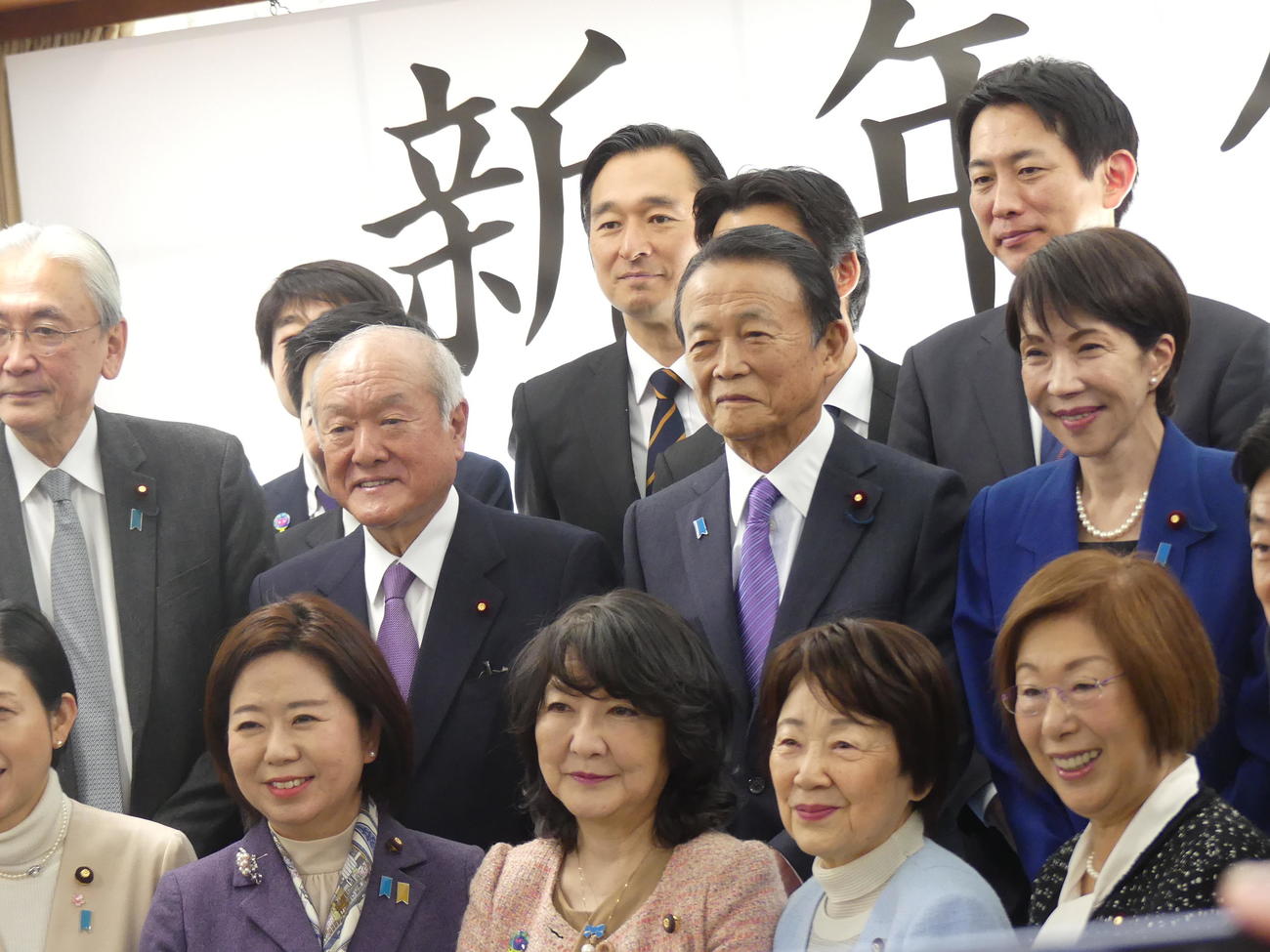 自民党仕事始めで、記念写真に収まる、中列右から高市早苗首、麻生太郎副総裁、鈴木俊一幹事長（撮影・中山知子）