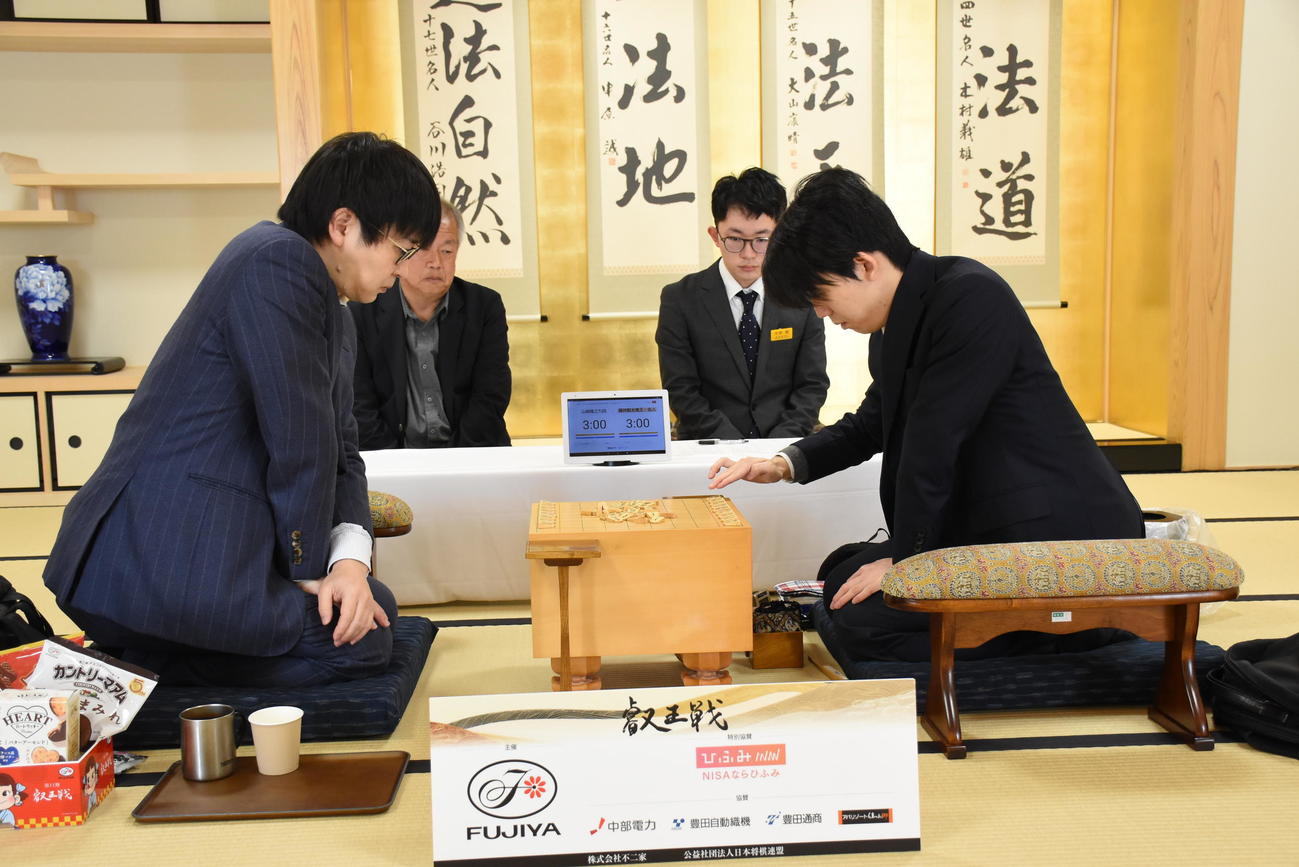26年初戦となる叡王戦本戦トーナメント1回戦に臨んだ藤井聡太6冠（右）、山崎■（■は隆の生の上に一）之九段（日本将棋連盟提供）