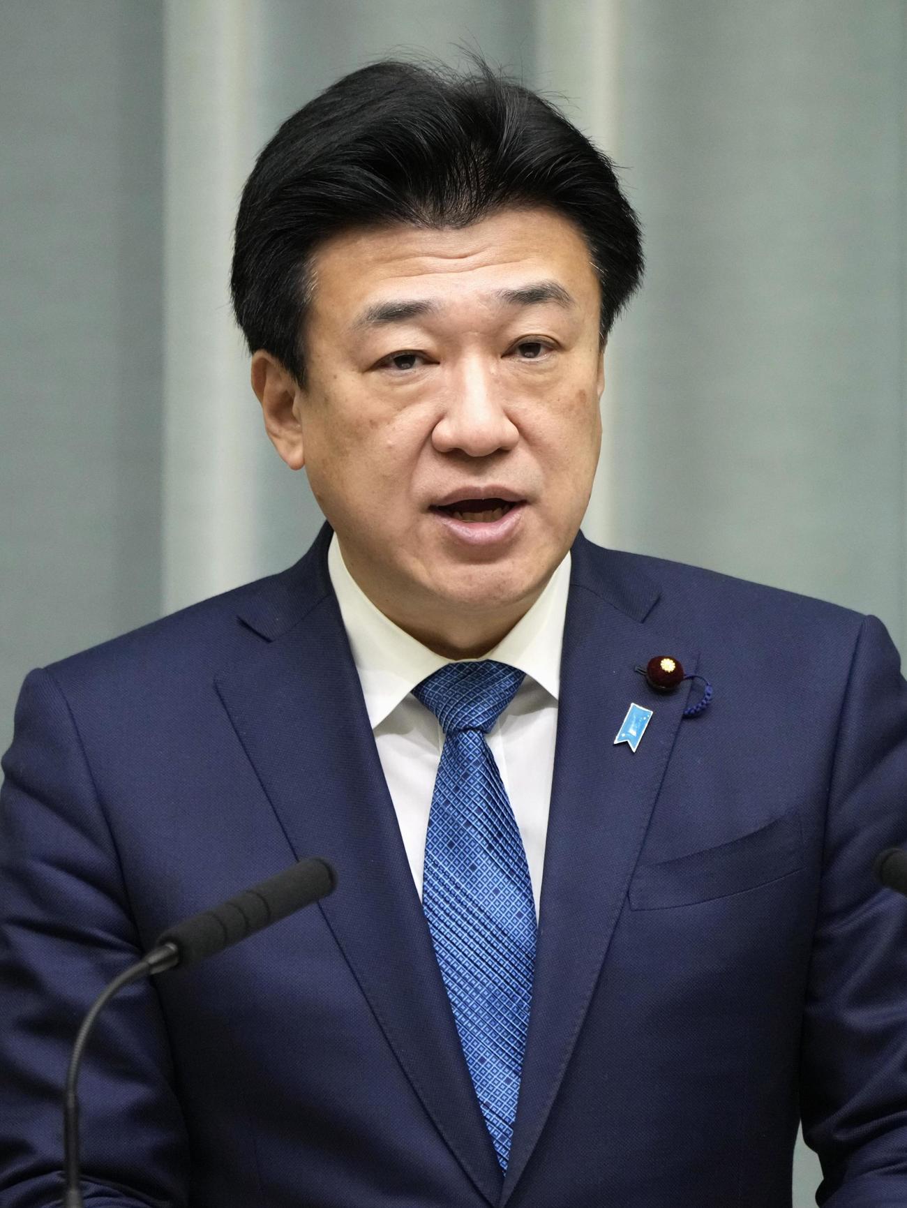 記者会見する木原官房長官（共同）