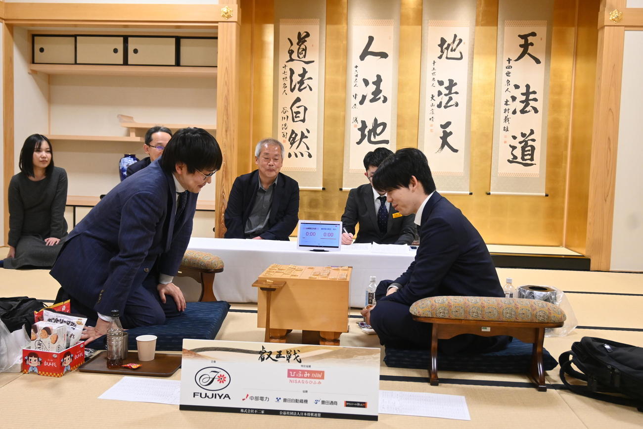 26年初戦となる叡王戦本戦トーナメント1回戦に勝ち、感想戦を行う藤井聡太6冠（右）、山崎隆之九段（撮影・松浦隆司）