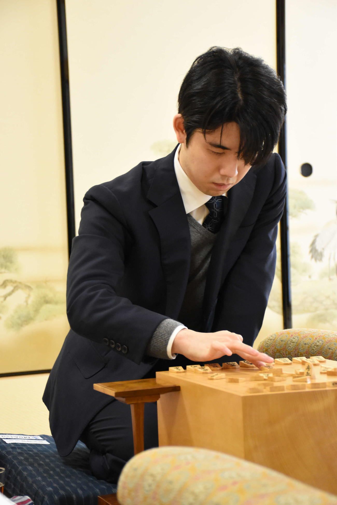 26年初戦となる叡王戦本戦トーナメント1回戦に臨んだ藤井聡太6冠（日本将棋連盟提供）
