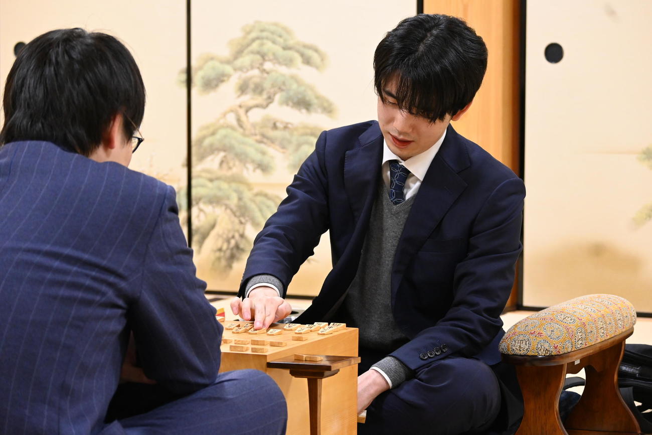26年初戦となる叡王戦本戦トーナメント1回戦に勝ち、感想戦を行う藤井聡太6冠（右）、山崎隆之九段（撮影・松浦隆司）