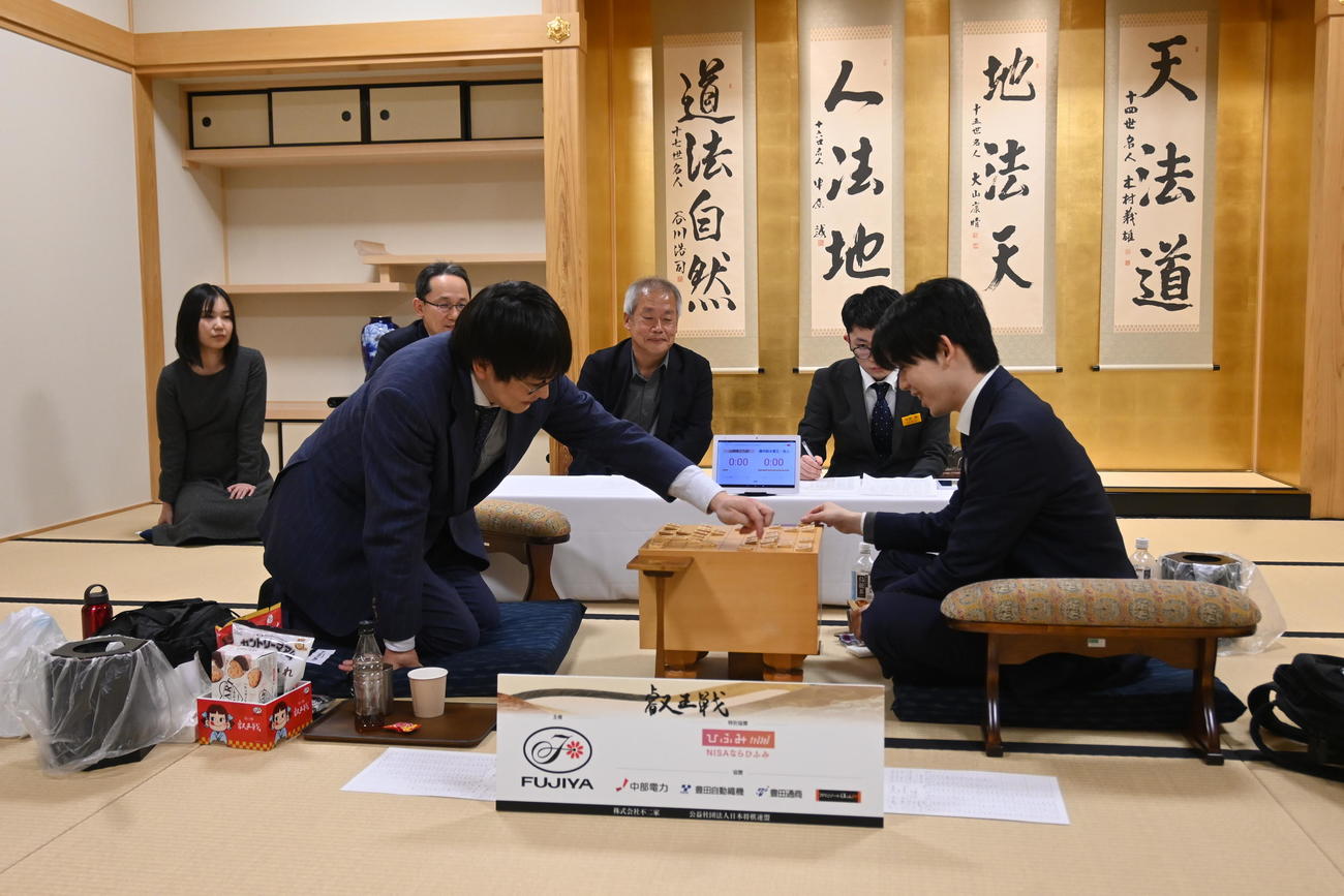 26年初戦となる叡王戦本戦トーナメント1回戦に勝ち、感想戦を行う藤井聡太6冠。左は山崎隆之九段（撮影・松浦隆司）