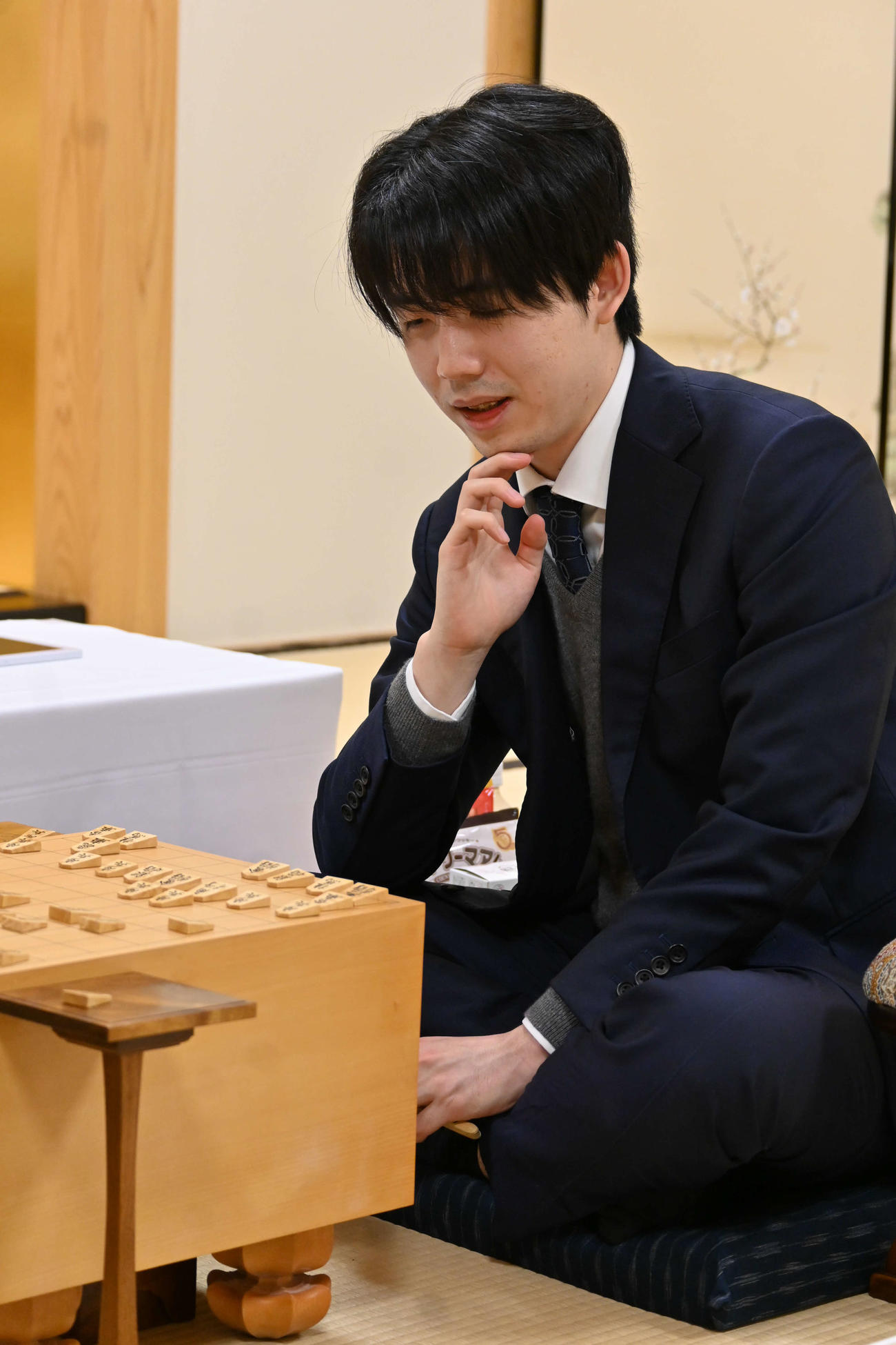 26年初戦となる叡王戦本戦トーナメント1回戦に勝ち、感想戦を行う藤井聡太6冠（撮影・松浦隆司）