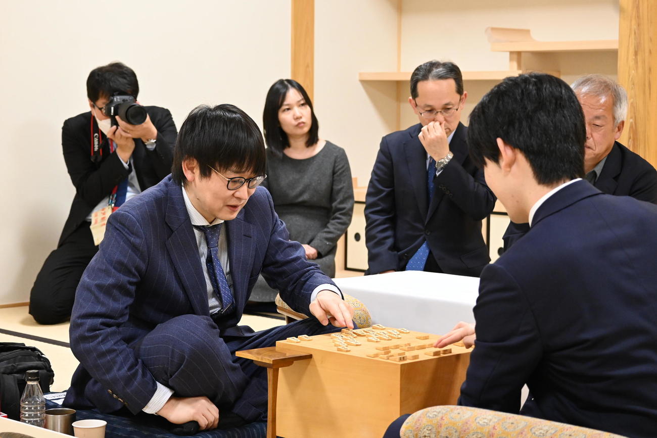 感想戦を行う山崎隆之九段（撮影・松浦隆司）