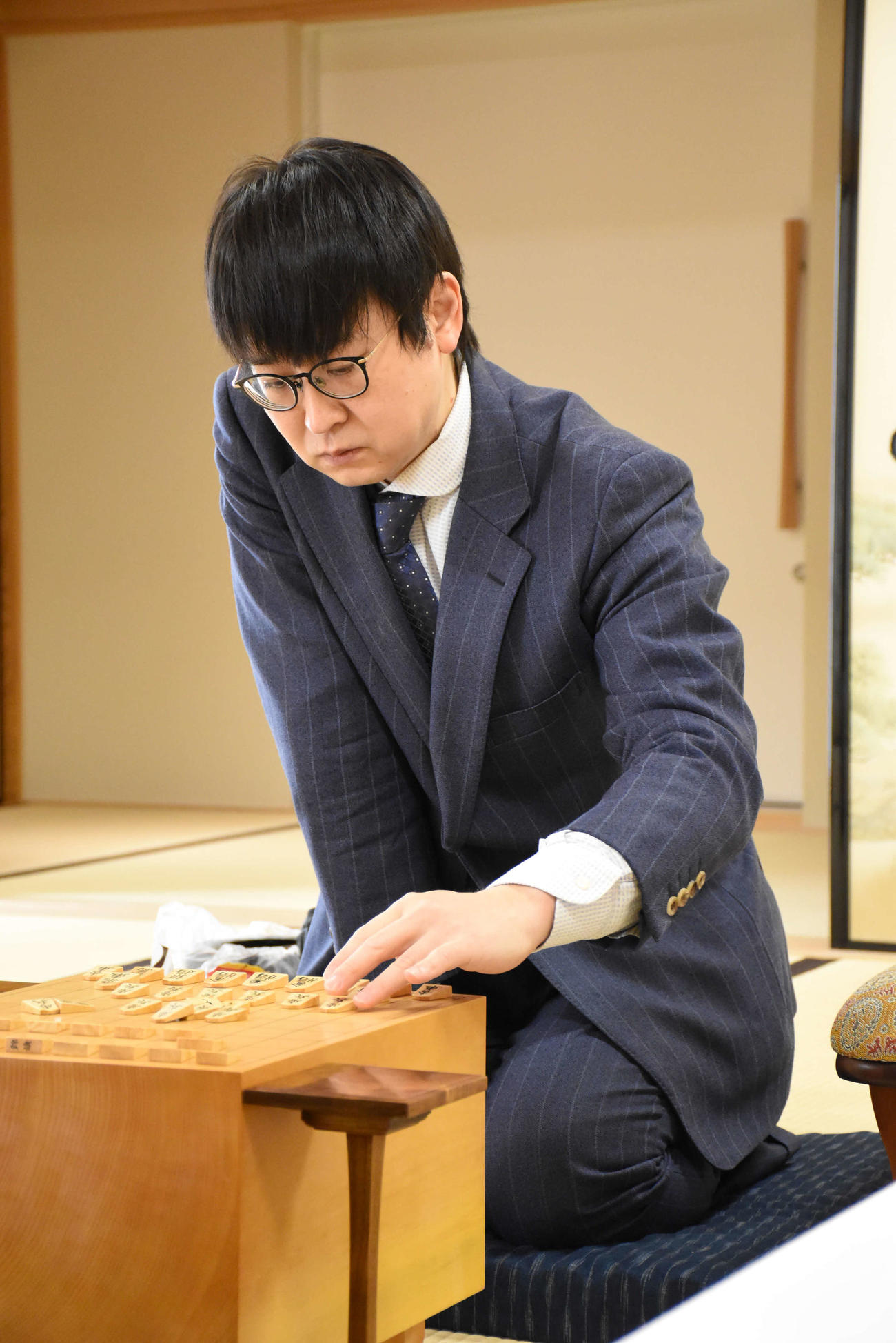 26年初戦となる叡王戦本戦トーナメント1回戦に臨んだ山崎隆之九段（日本将棋連盟提供）