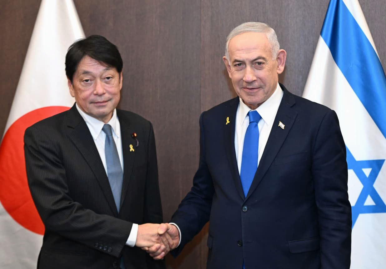 6日、エルサレムでイスラエルのネタニヤフ首相（右）と握手する自民党の小野寺五典安全保障調査会長（Haim　Zach／GPO提供・共同）