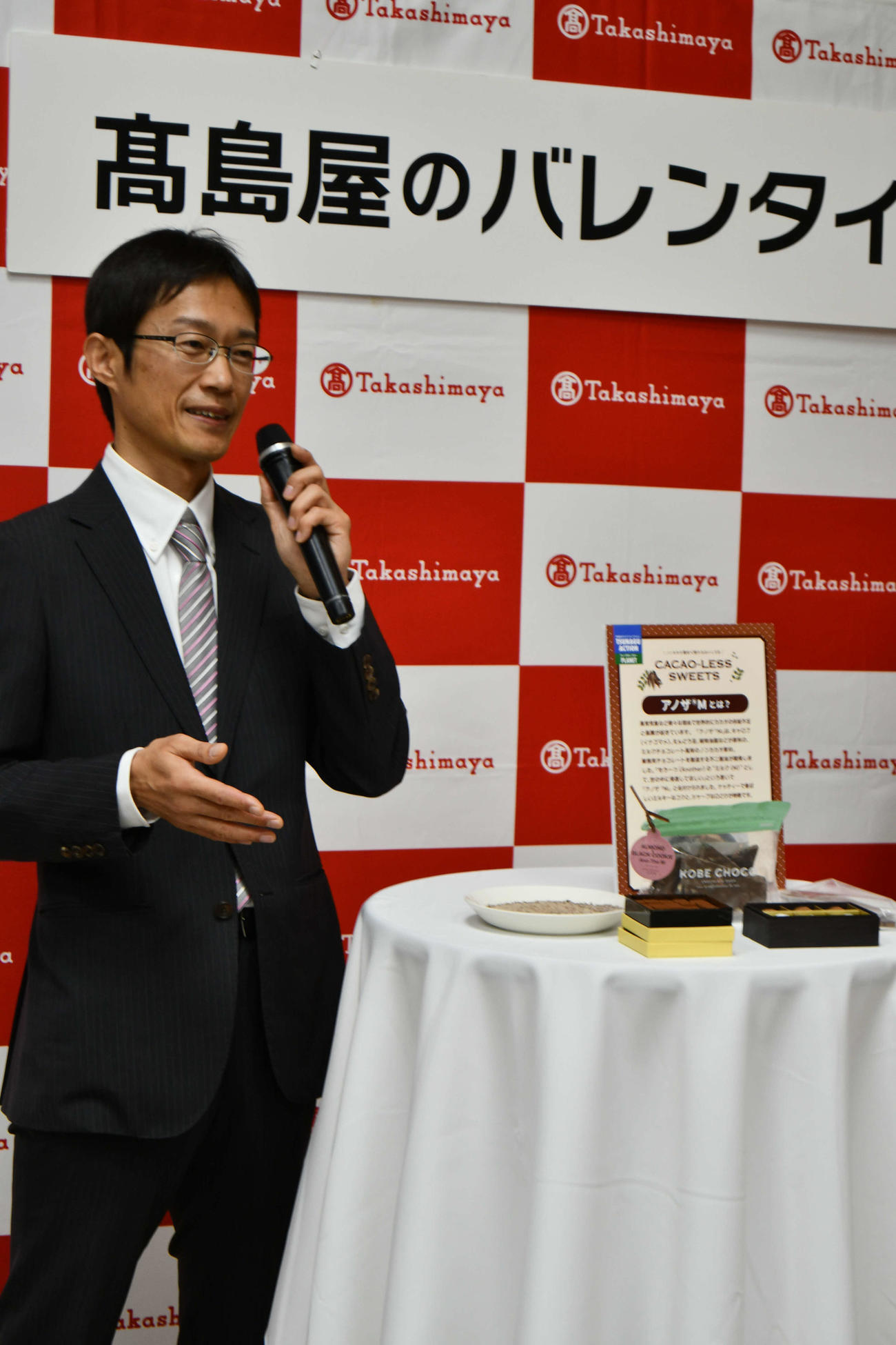 新素材「アノザM」の開発について説明する不二製油の石渡暁之課長