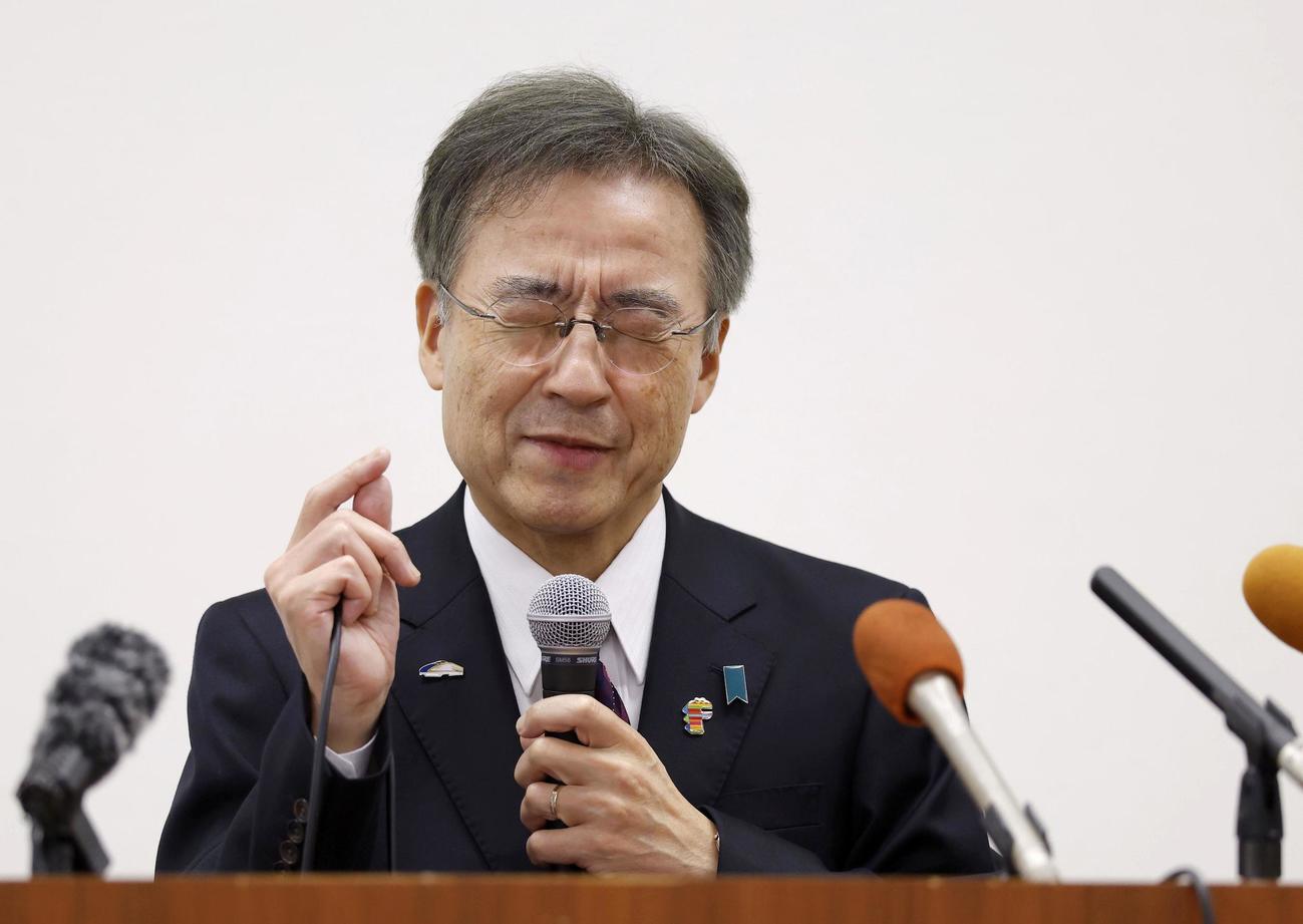 福井県議会本会議で辞職が同意され、記者会見する杉本達治知事＝2025年12月（共同）
