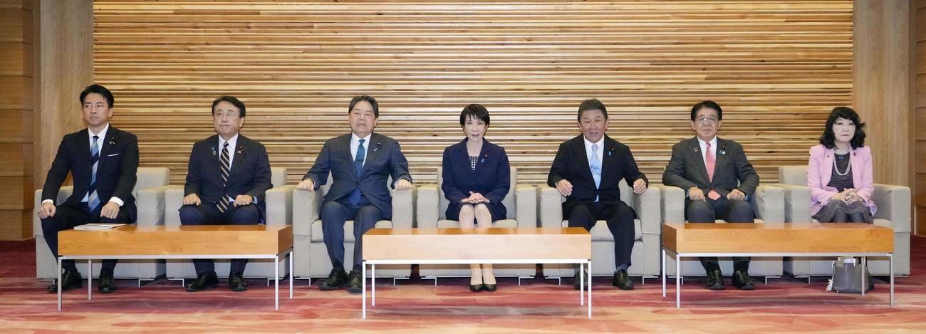 閣議に臨む高市首相（中央）ら（共同）