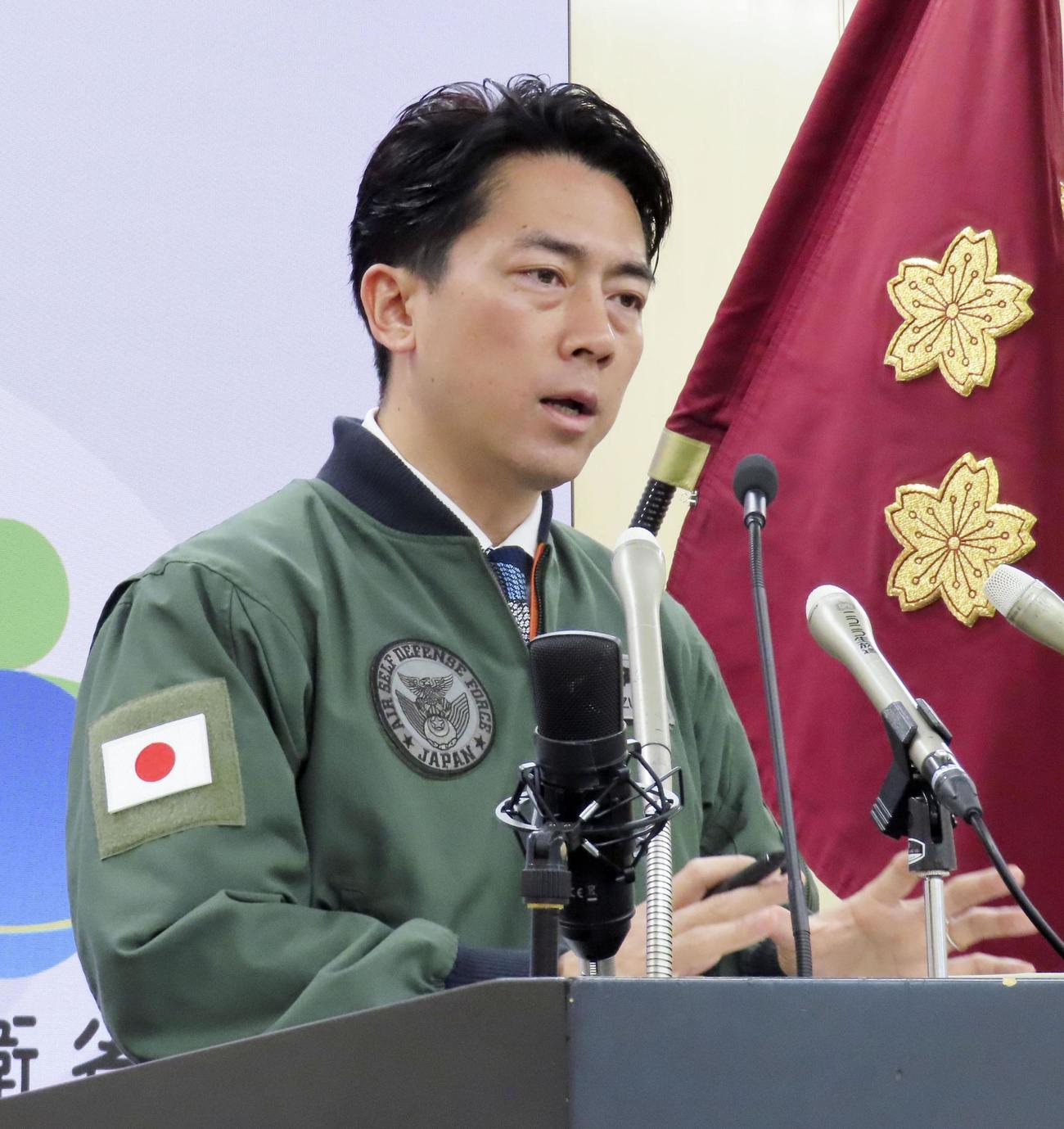 記者会見で訪米について説明する小泉防衛相＝9日午前、防衛省（共同）