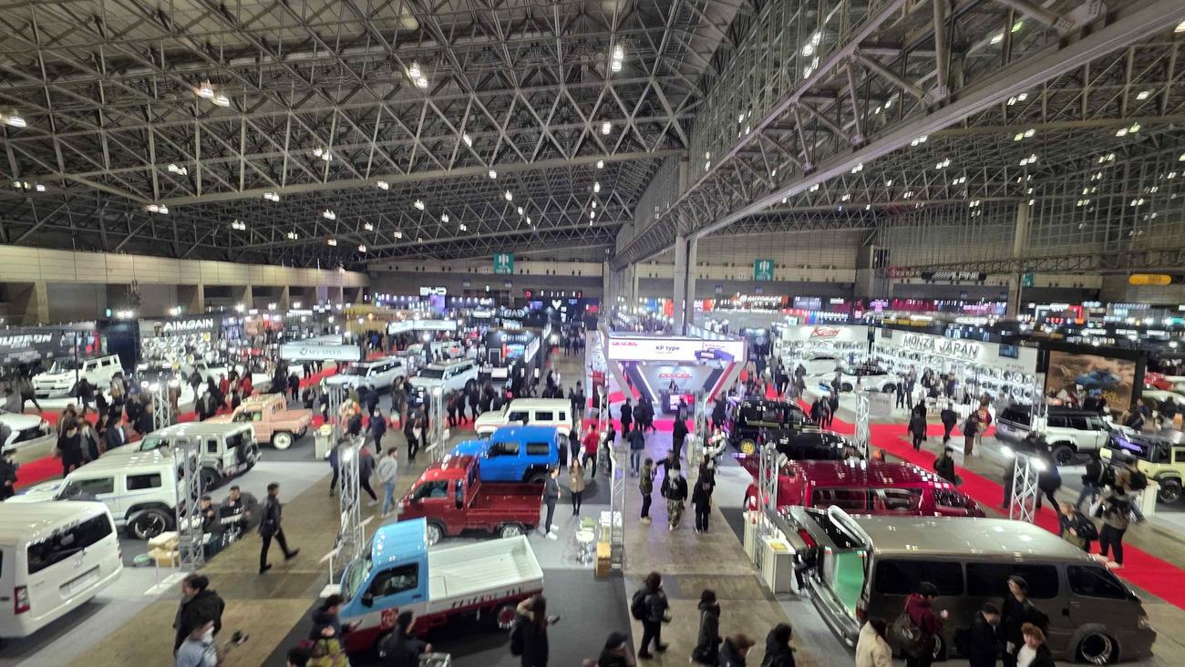 人で賑わう東京オートサロン会場