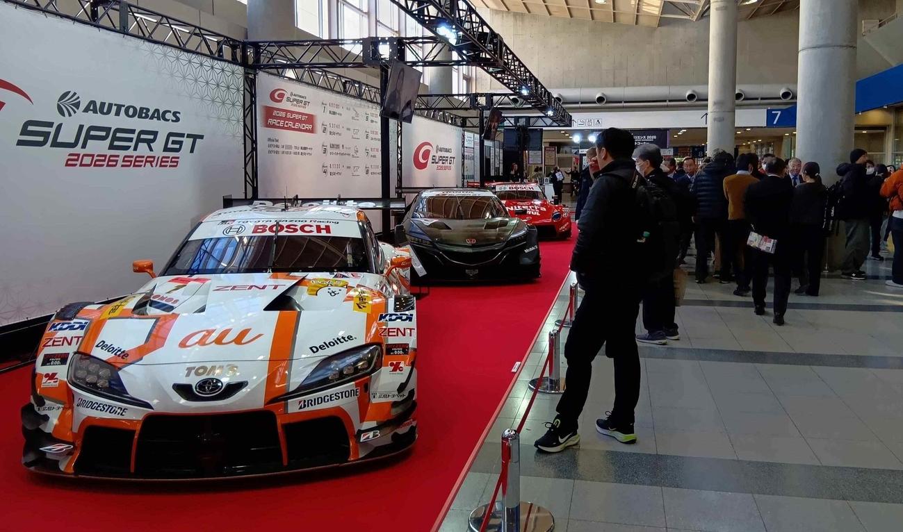 東京オートサロンのスーパーGTブースに展示された昨季の総合優勝マシン