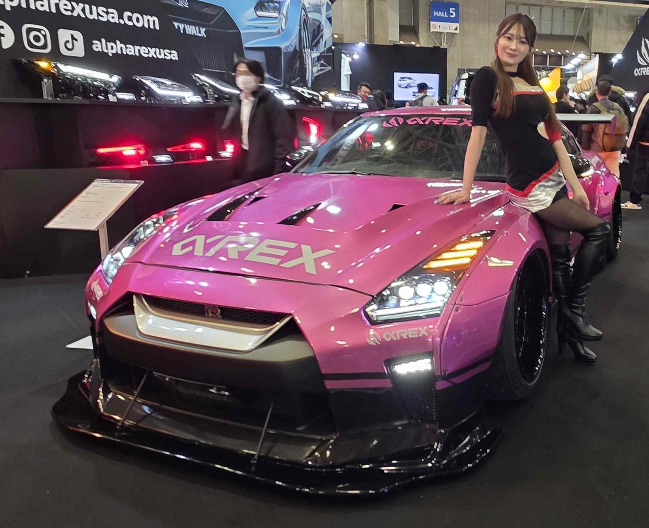 東京オートサロンのαREXブースのコンパニオン