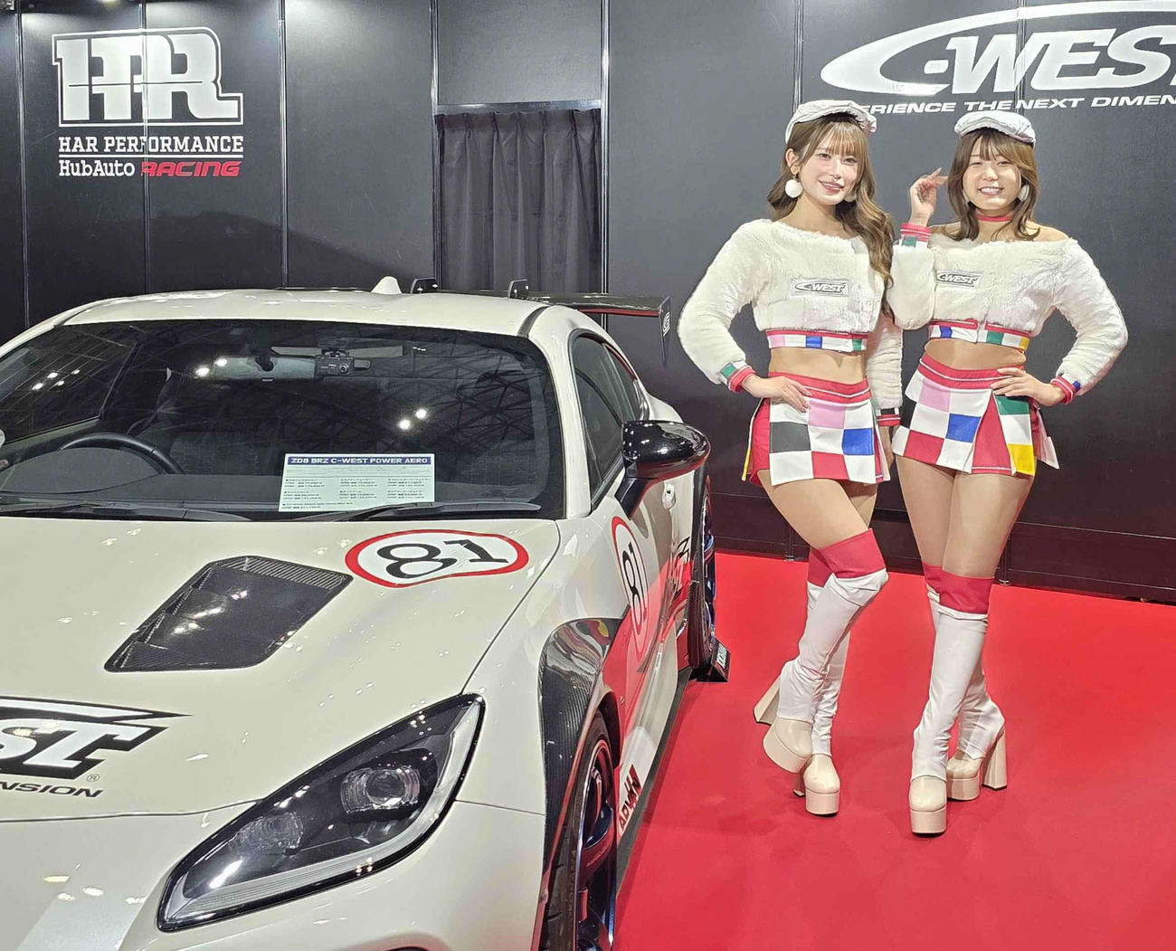 東京オートサロンのC－WESTブースのコンパニオン