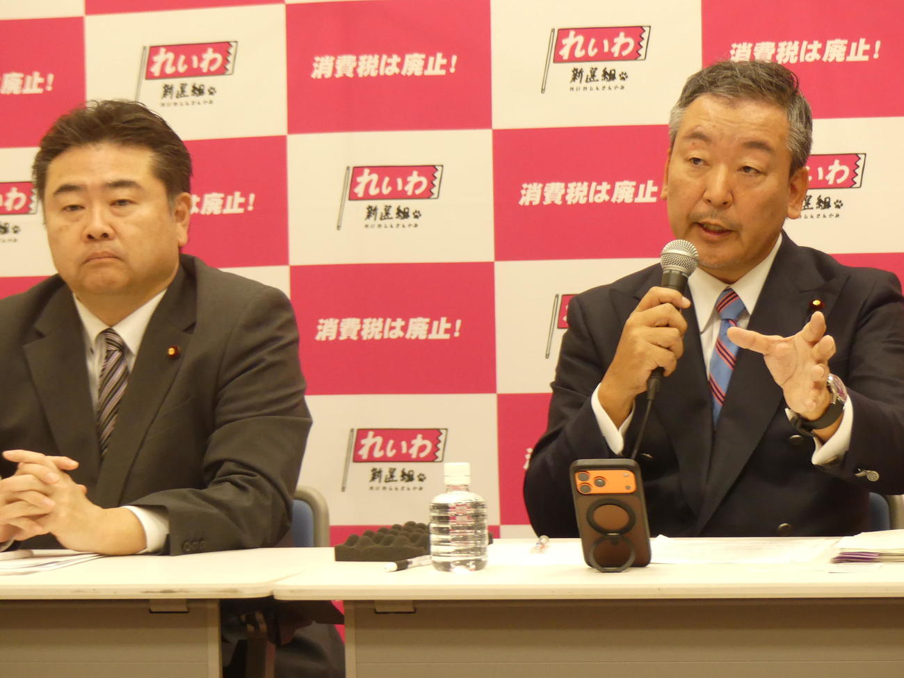 批判を受けているイスラエル訪問について会見で説明するれいわ新選組の多ケ谷亮衆院議員。左は高井崇志幹事長（撮影・中山知子）