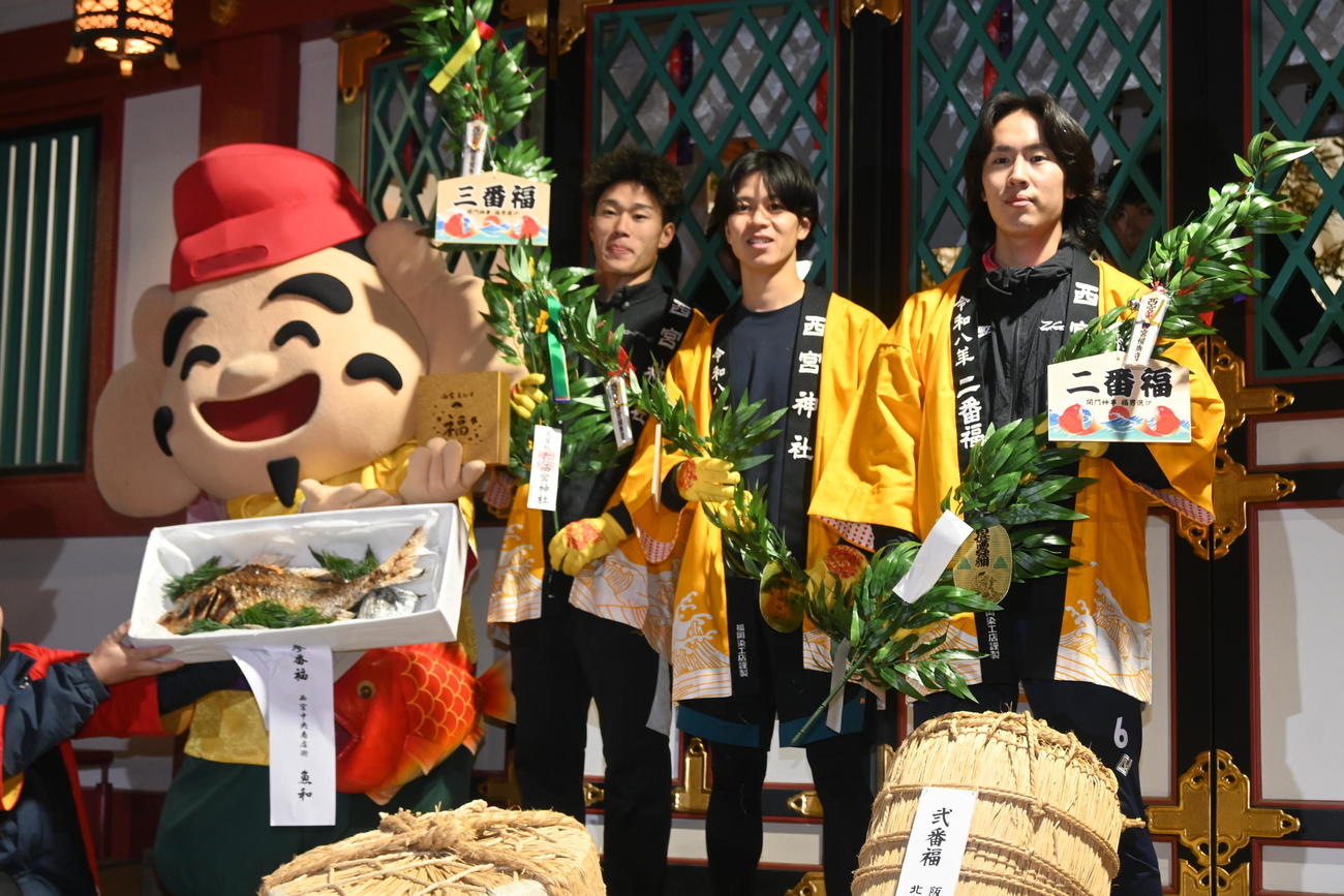 左から「三番福」の赤松大樹さん、「一番福」の豊川哲平さん、「二番福」の澤井歩さん（撮影・松浦隆司）