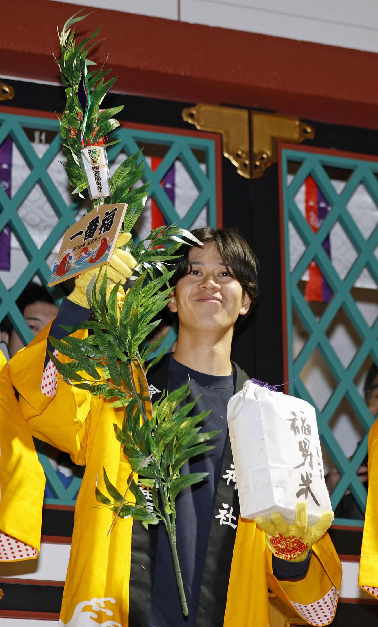西宮神社の「福男選び」で「一番福」となった豊川哲平さん（共同）