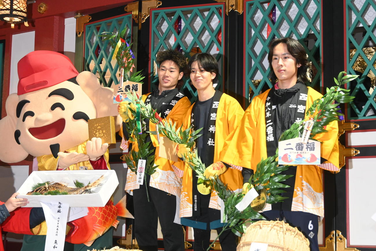 左から「三番福」の赤松大樹さん、「一番福」の豊川哲平さん、「二番福」の澤井歩さん（撮影・松浦隆司）