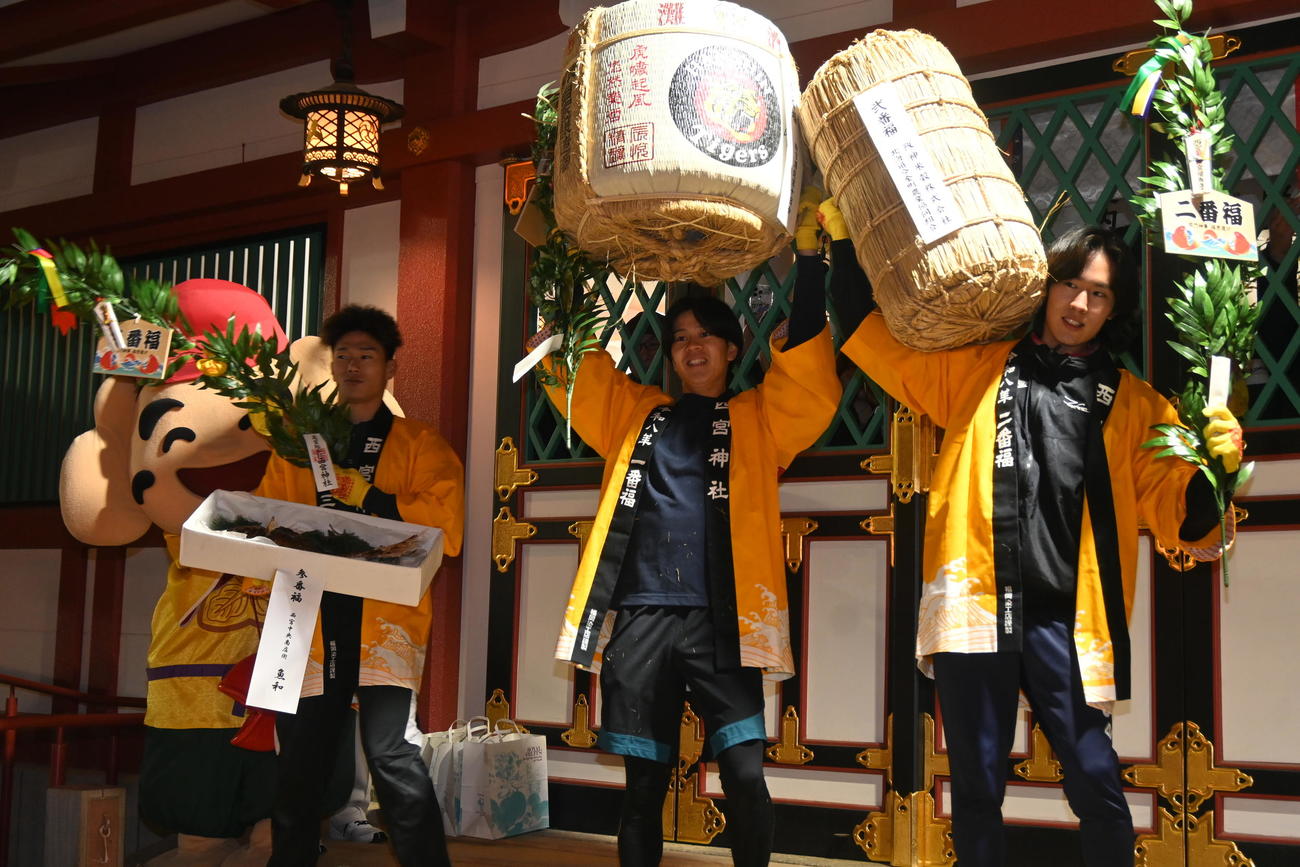 左から「三番福」の赤松大樹さん、「一番福」の豊川哲平さん、「二番福」の澤井歩さん（撮影・松浦隆司）