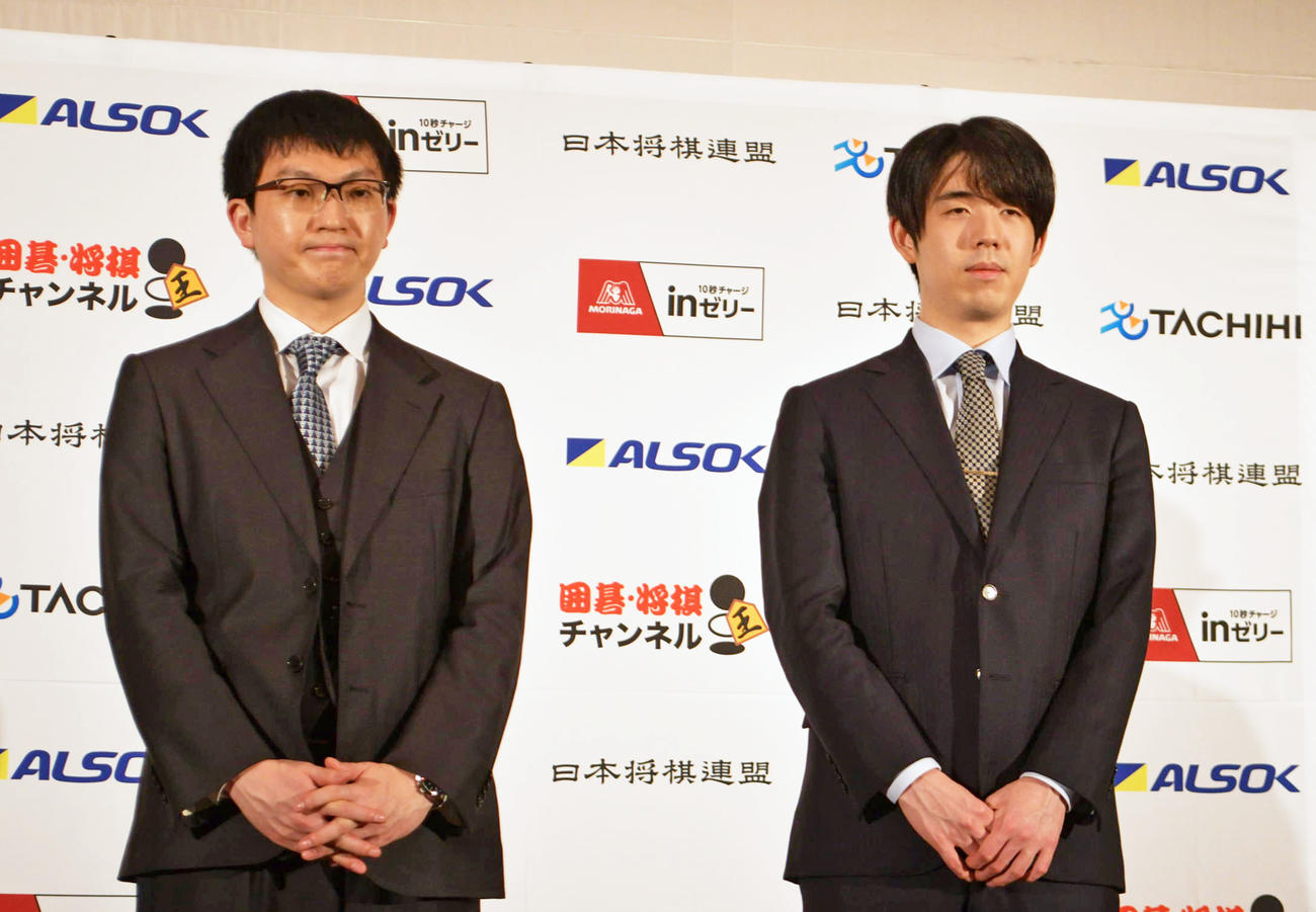 王将戦7番勝負第1局の前日会見に応じた挑戦者の永瀬拓矢九段（左）と藤井聡太王将（右）
