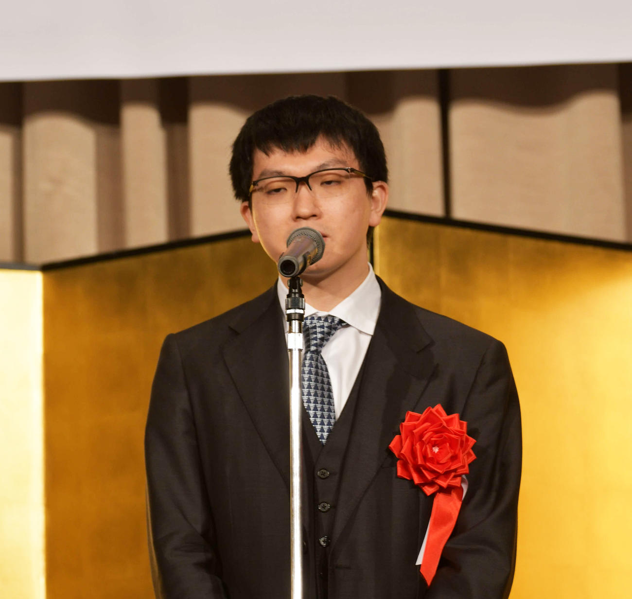 王将戦第1局の前夜祭で決意を表明する永瀬拓矢九段