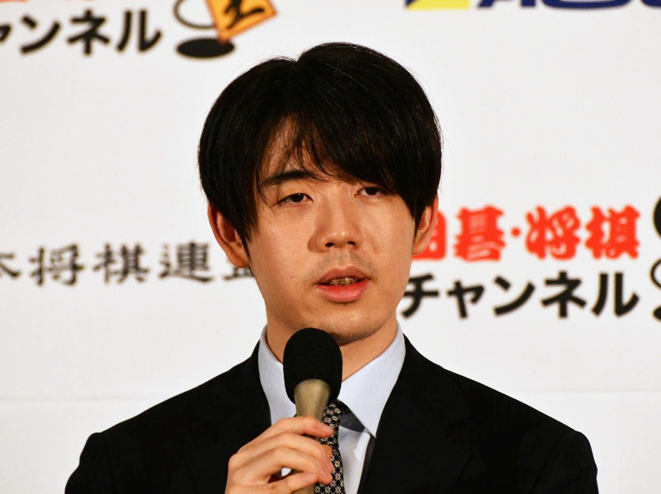 王将戦7番勝負第1局の前日会見に応じた5連覇を目指す年男の藤井聡太王将（2026年1月撮影）