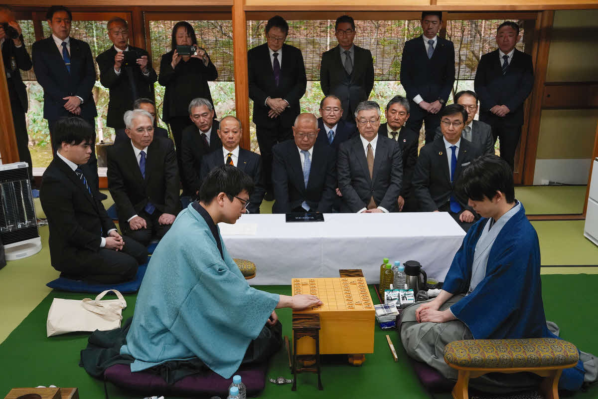 王将戦第1局は挑戦者の永瀬拓矢九段（左）の先手で対局開始（右は後手の藤井聡太王将、日本将棋連盟提供）