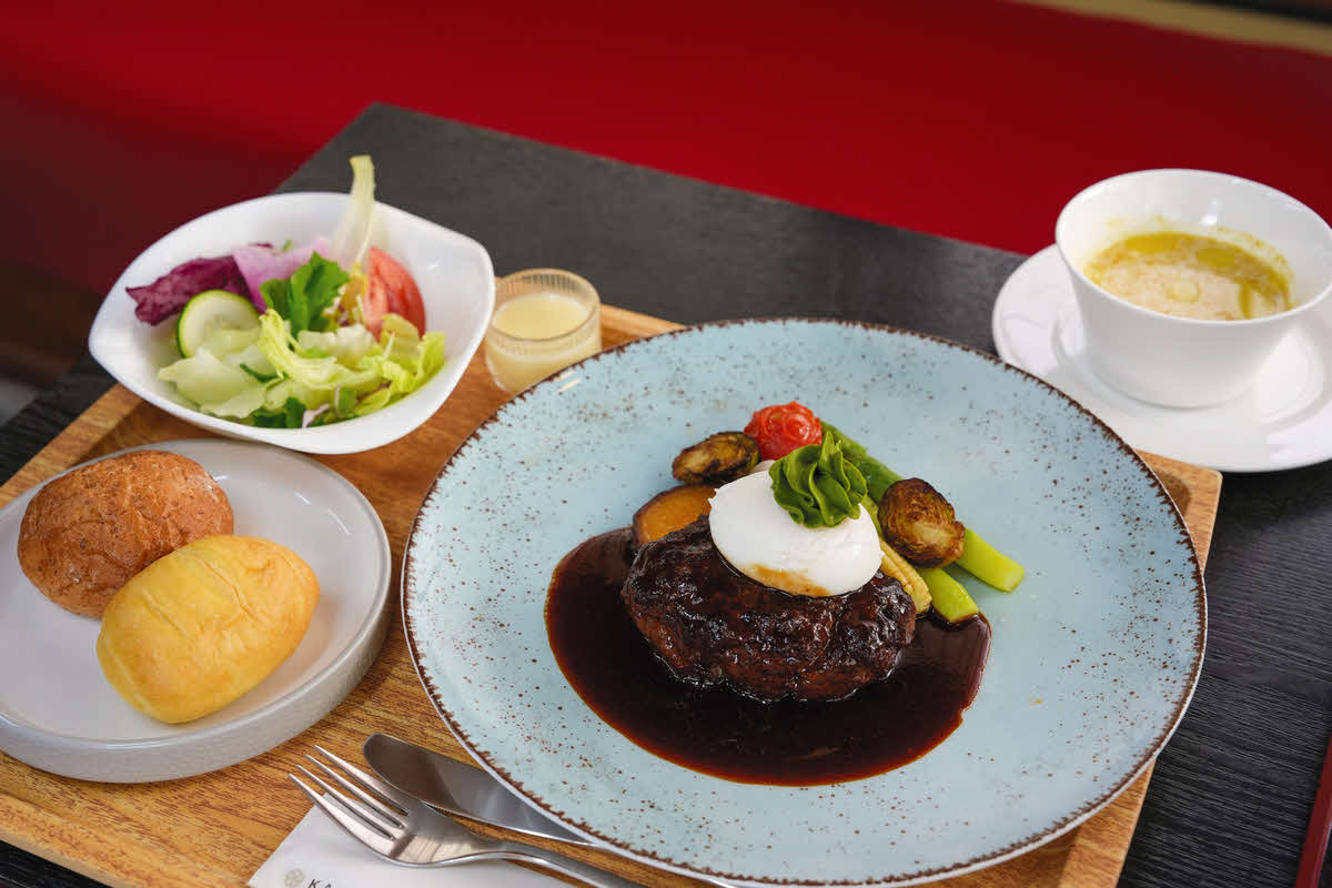 永瀬拓矢九段が初日のランチに頼んだ「掛川牛のハンバーグステーキ　ポーチドエッグと掛川茶のバターを添えて　特製デミグラスソース」（日本将棋連盟提供）