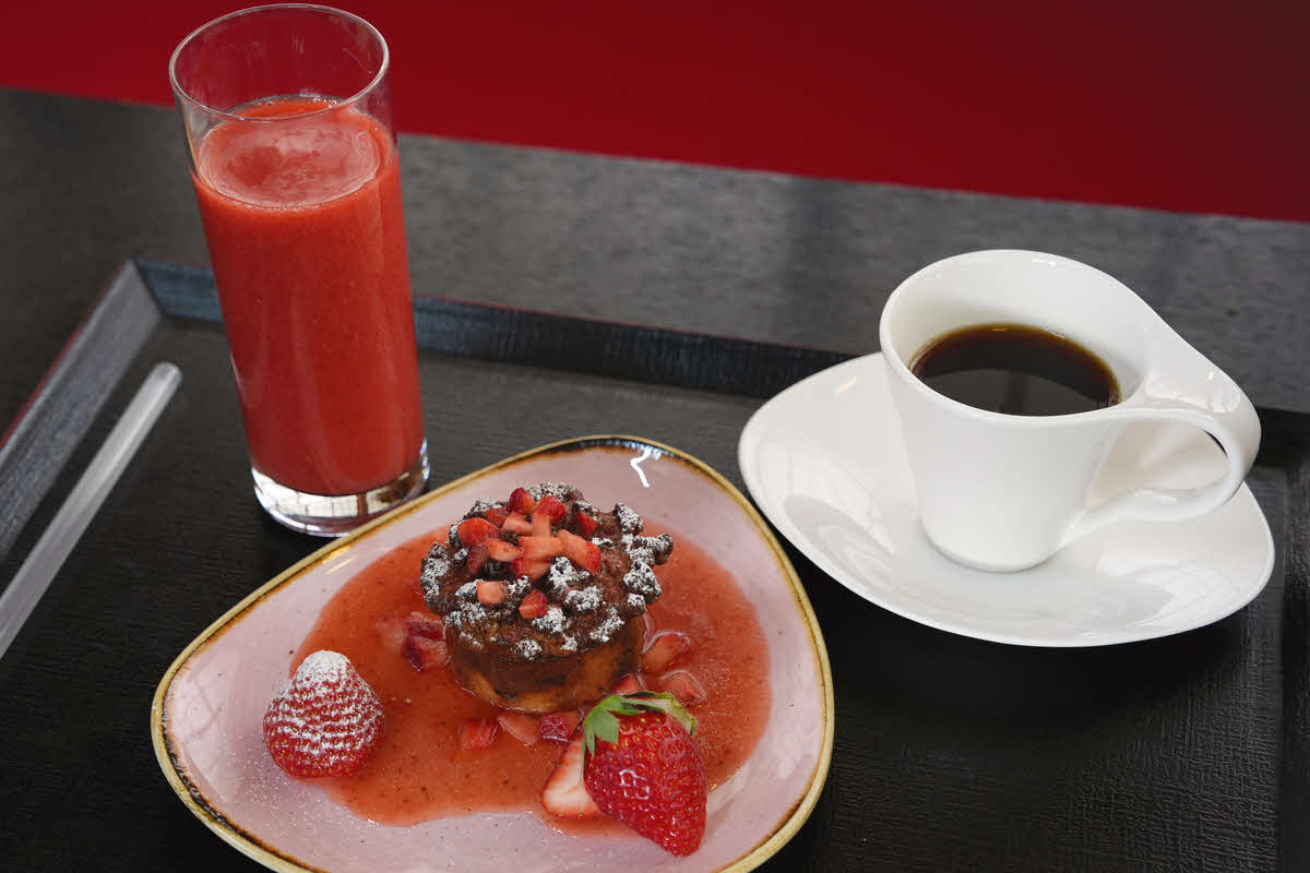永瀬拓矢九段が初日のランチで頼んだ「苺のクランブルチーズケーキ」、フレッシュジュース（紅ほっぺ）、コーヒー（日本将棋連盟提供）