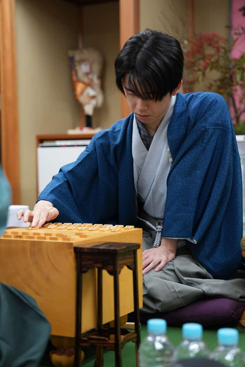 5連覇を目指して初手を指す藤井聡太王将（日本将棋連盟提供）