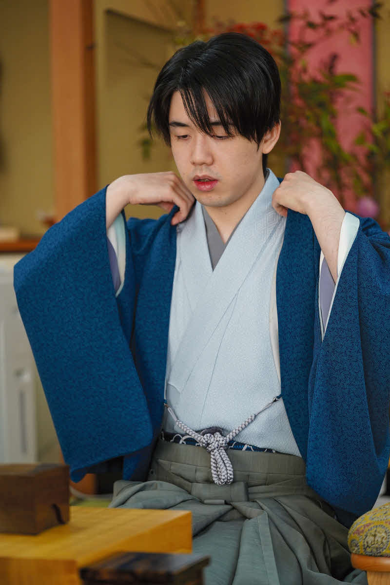 対局室に着座して再開に備える藤井聡太王将（日本将棋連盟提供）