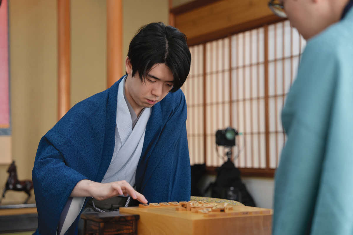 対局再開に備えて駒を並べる藤井聡太王将（日本将棋連盟提供）