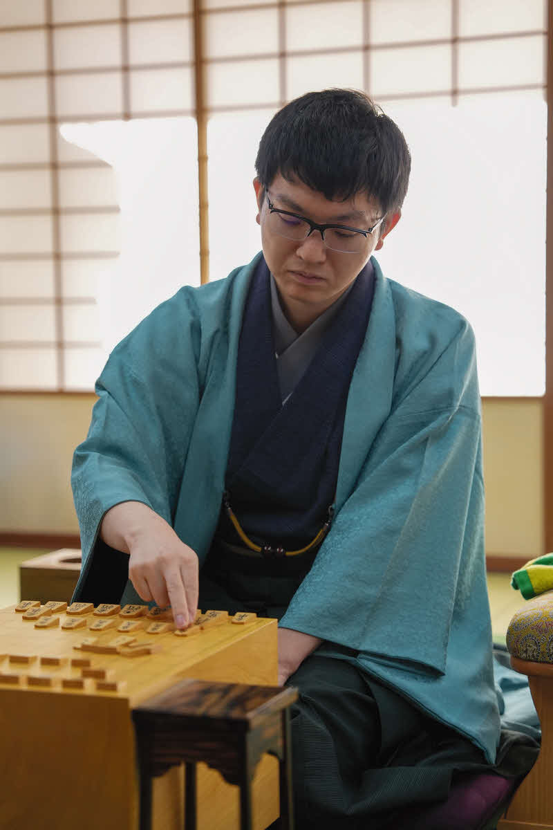 初日から攻勢を仕掛けて開幕戦勝利を目指す永瀬拓矢九段（日本将棋連盟提供）