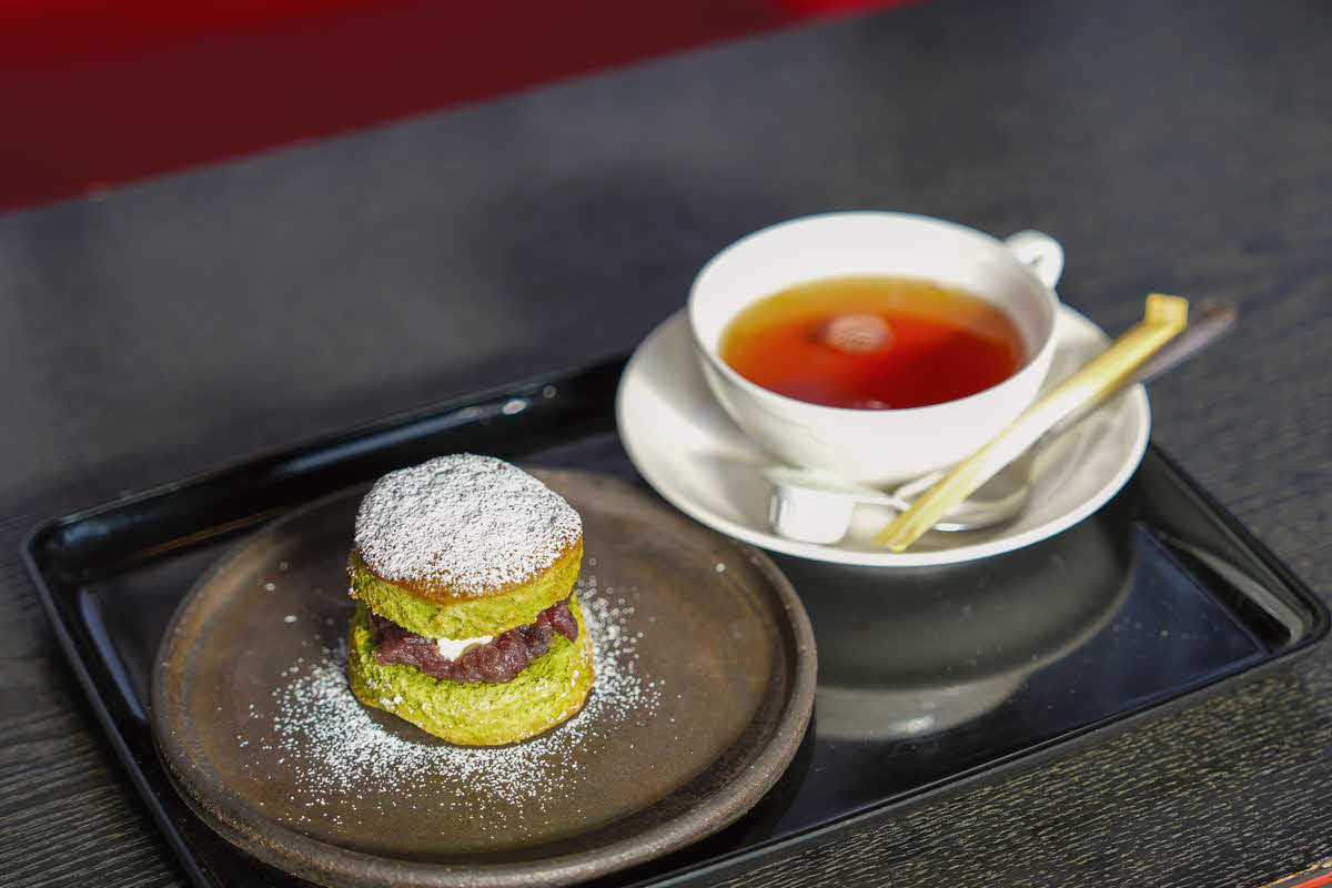 藤井聡太王将の2日目午前のおやつは「深蒸し茶のスコーン（あんこ＆クリームチーズ）」と掛川和紅茶（日本将棋連盟提供）