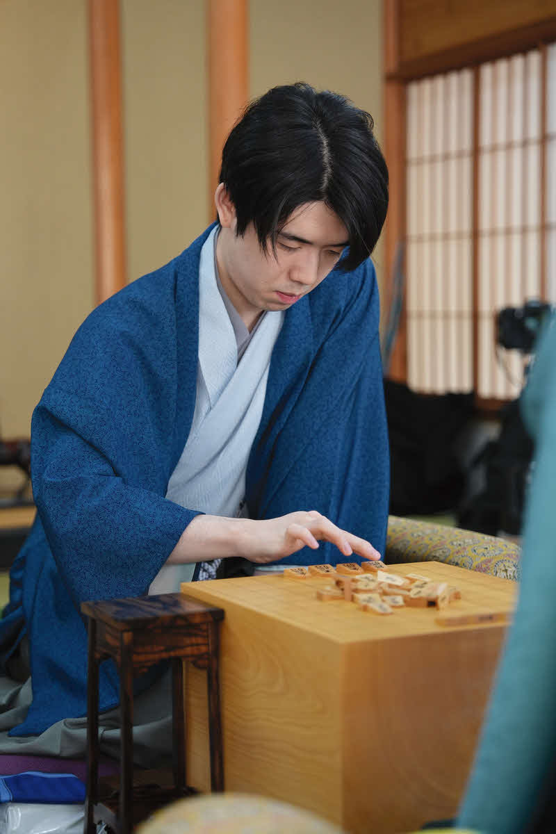 対局再開に備えて駒を並べる藤井聡太王将（日本将棋連盟提供）