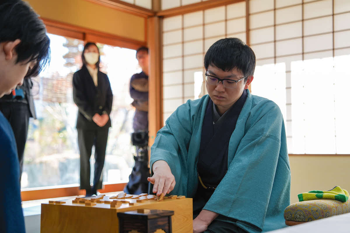 初日から攻勢を仕掛けて開幕戦勝利を目指す永瀬拓矢九段（日本将棋連盟提供）