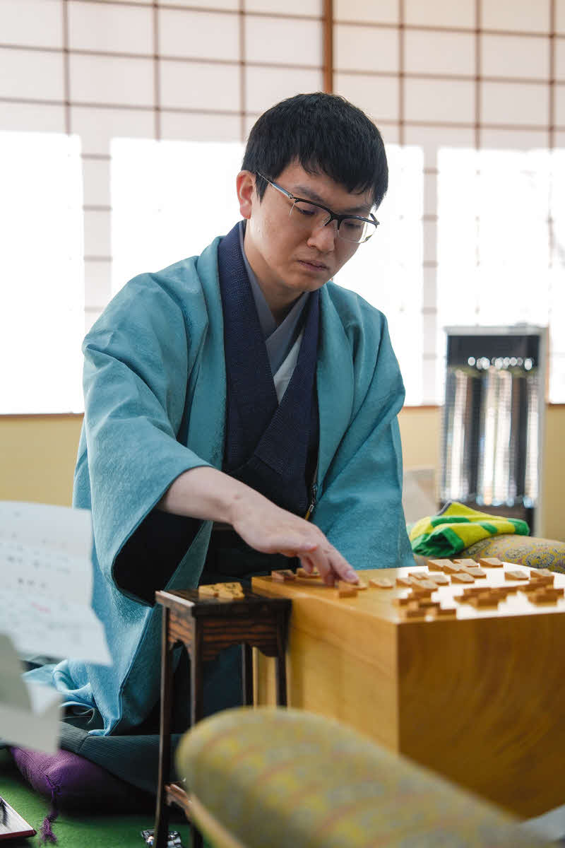 初日から攻勢を仕掛けて開幕戦勝利を目指す永瀬拓矢九段（日本将棋連盟提供）