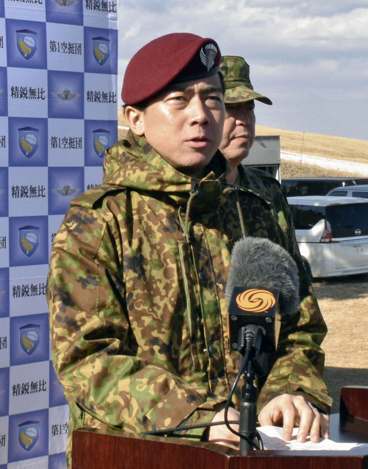 11日、陸上自衛隊第1空挺団の訓練を視察後、記者団の取材に応じる小泉防衛相(共同)